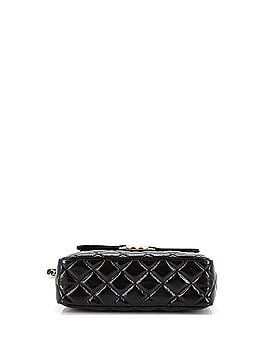 Chanel Wavy CC Hobo Quilted Crumpled Calfskin Medium (view 2)