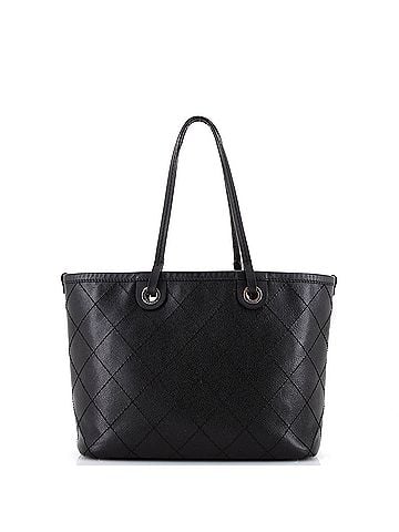Chanel Fever Tote Quilted Caviar Medium (view 2)