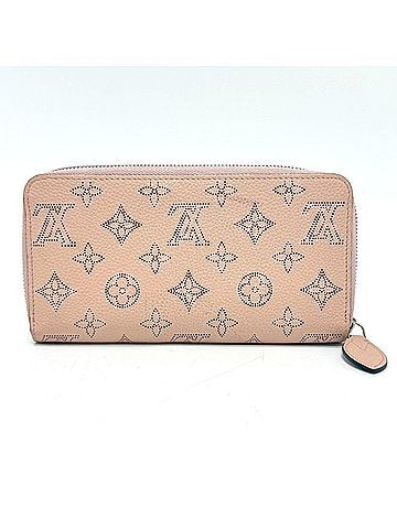 Louis Vuitton Mahina Magnolia Mahina Leather Long Wallet (Bi-Fold) (view 1)
