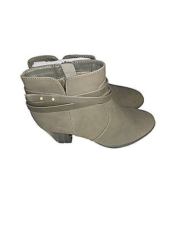 Amazon Basics Ankle Boots (view 1)