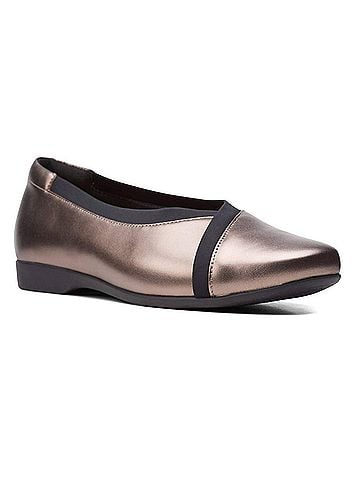 Clarks Women's Un Darcey Ease 2 Shoes in Pebble Metallic (view 2)
