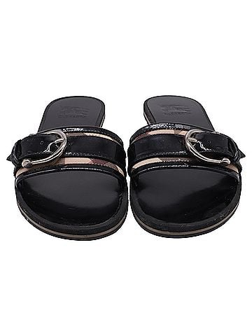 Burberry Burberry Check Canvas Buckle Embellished Flat Sandals in Black Patent Leather (view 2)