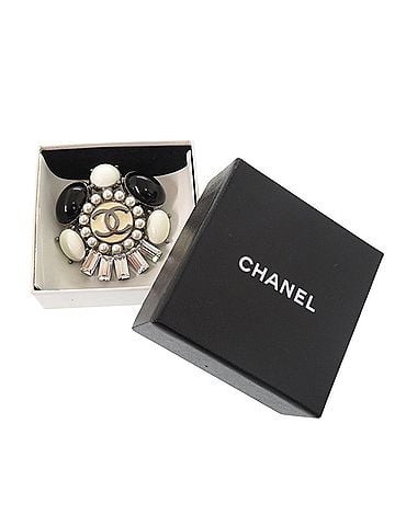 Chanel Excellent condition Chanel Coco Mark brooch, metal, faux pearl, rhinestones, black and white, 0443CHANEL (view 2)