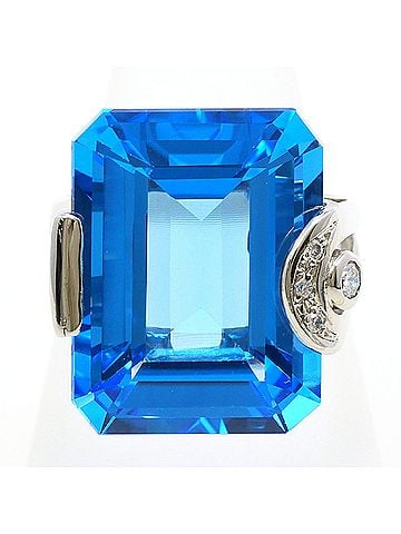 Unbranded 18K (18-karat white gold) ring with 26.77ct blue topaz and 0.10ct diamonds. Total weight: 10.6g. Jewelry. (view 1)