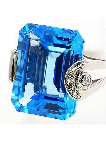Unbranded 18K (18-karat white gold) ring with 26.77ct blue topaz and 0.10ct diamonds. Total weight: 10.6g. Jewelry. (view 2)