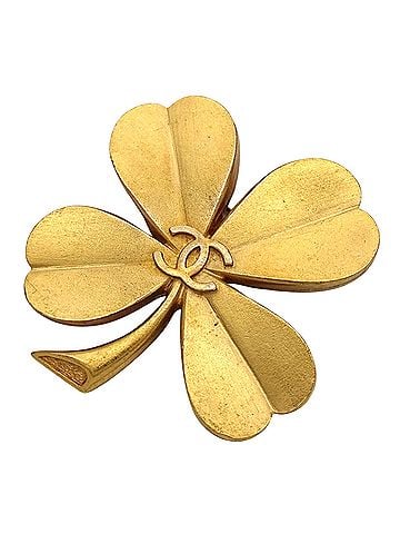 Chanel Chanel brooch for women and men, brand name, gold plated, Coco Mark, clover design. (view 1)
