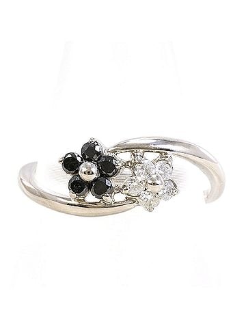 Unbranded 18K (18-karat white gold) ring with black diamonds. Total weight: 2.1g. Jewelry. (view 1)