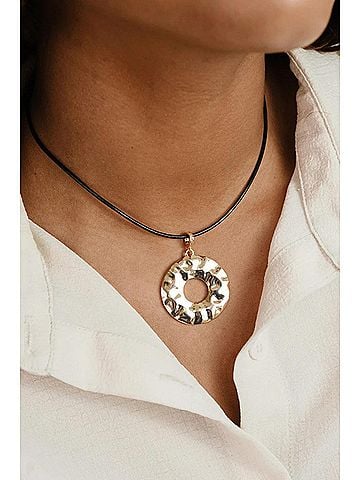Ettika Women's Hammered Circle Cord Necklace in Gold (view 2)