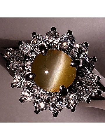 Unbranded PT900 Platinum Ring, 1 Chrysoberyl Cat's Eye Stone, 0.68ct Diamond, 0.29ct Total Weight 4.0g, Like New Condition. (view 2)
