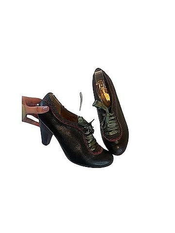 Poetic Heels (view 1)