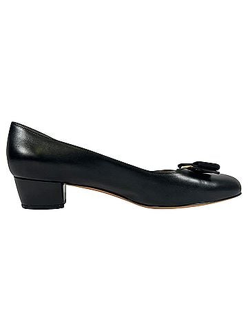 Salvatore Ferragamo Ferragamo Vara Bow 30 Pumps in Black Calf Leather (view 1)