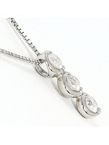 Unbranded 18K (18-karat white gold) necklace with 0.25ct diamond, total weight 1.6g, 40cm length, like new condition. (view 2)