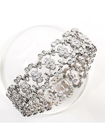 Unbranded 18K (18-karat white gold) bracelet with 3.00ct diamonds, includes appraisal certificate, total weight 24.7g, 18.5cm length, like new condition. (view 1)