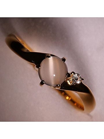 Unbranded 18K (18-karat) yellow gold ring with moonstone and diamond (no carat markings). Total weight 1.6g. Like new condition. (view 2)