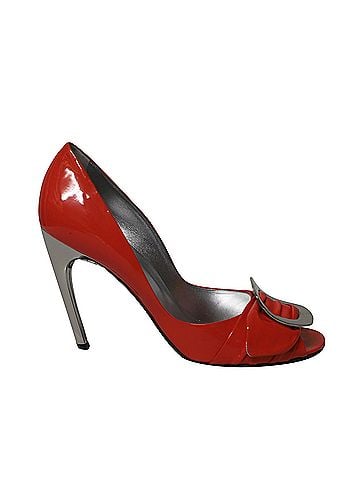 Roger Vivier Roger Vivier Spuntata Gigi Pumps in Coral Patent Leather (view 1)