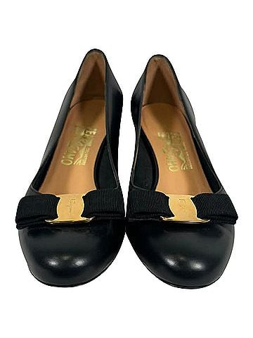 Salvatore Ferragamo Ferragamo Vara Bow 30 Pumps in Black Calf Leather (view 2)