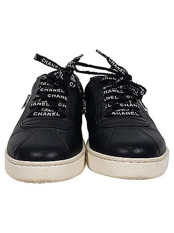 Chanel Chanel CC Pull-Tab Low-Top Sneakers in Black Leather (view 2)