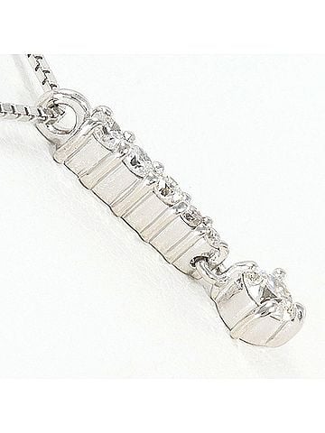 Unbranded 18K (18-karat white gold) necklace with 0.20ct diamond, total weight 2.5g, 45cm length, like new condition. (view 2)