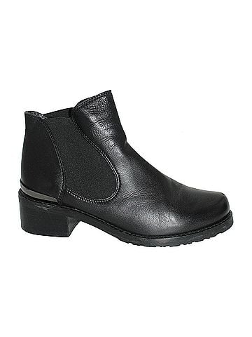 Stuart Weitzman Stuart Weitzman Ankle Boots in Black Leather (view 1)