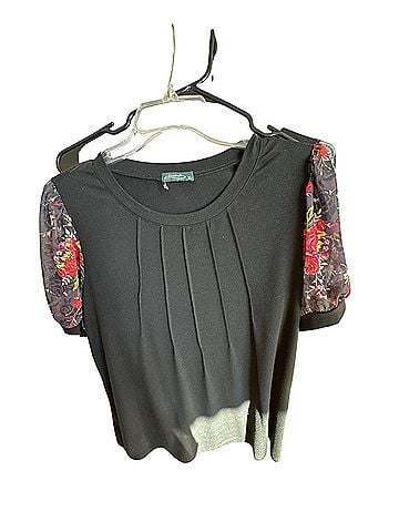 Ofeefan Queen Short Sleeve Blouse (view 1)