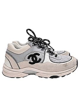 Chanel Chanel CC Low-Top Sneakers in Grey Suede and Mesh (view 1)