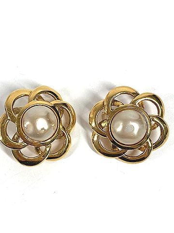 Chanel CHANEL Vintage Faux Pearl Flower Earrings in Metal, Gold, for Women (view 1)