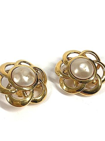 Chanel CHANEL Vintage Faux Pearl Flower Earrings in Metal, Gold, for Women (view 2)