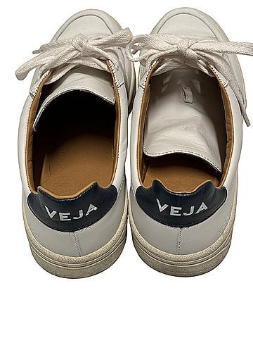 VEJA Sneakers (view 2)