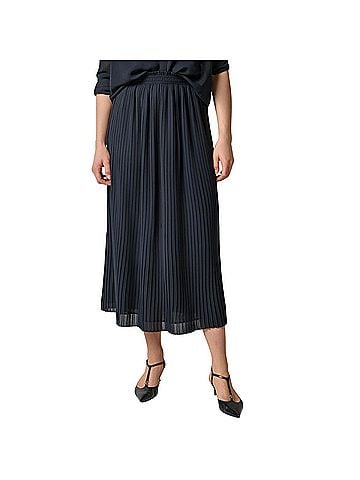 Lilla P Pleated Maxi Skirt in Black (view 2)