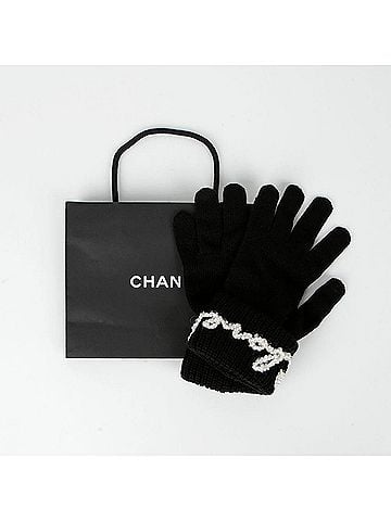 Chanel Pearl Logo Gloves (view 1)