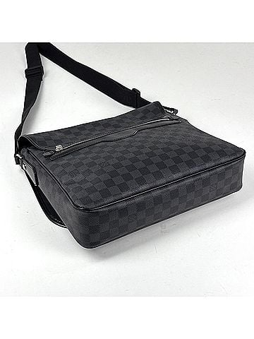 Louis Vuitton Louis Vuitton Daniel MM Shoulder Bag Messenger Damier Graphite Black N58029 Men's (view 2)