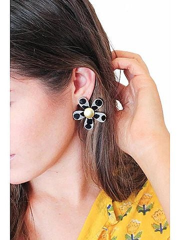 sunshine tienda Women's Tortoise Flower Earrings in Gold (view 2)