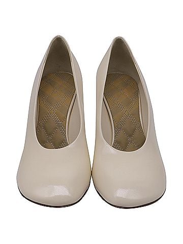 Burberry Burberry Round-Toe Pumps in Ivory Leather (view 2)