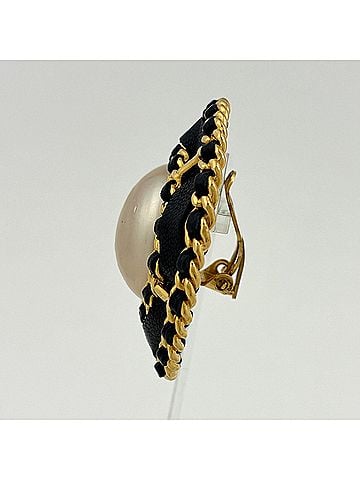 Chanel Chanel CHANEL Earrings Round GP Faux Pearl Leather Gold White Black Women's (view 2)