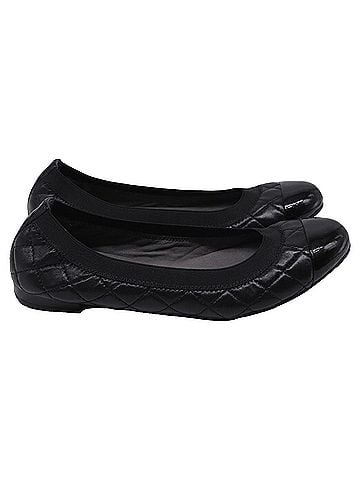 Stuart Weitzman Stuart Weitzman Quilted Ballet Flats in Black Leather (view 1)