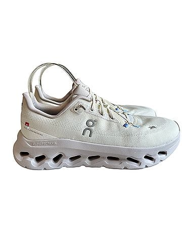 On Cloud Sneakers (view 1)