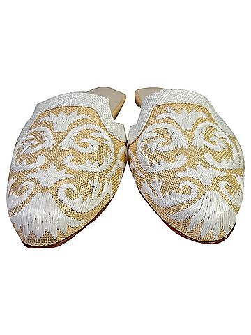 Oscar De La Renta Oscar De La Renta Embroidered Mules in Beige Raffia (view 2)