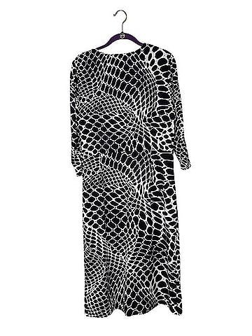 White House Black Market Black &amp; White Printed Wrap-Style Midi Dress Casual Dress (view 2)