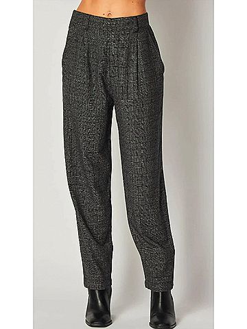 Bella Dahl Relaxed Pleat Front Trouser in Glencheck Plaid (view 2)