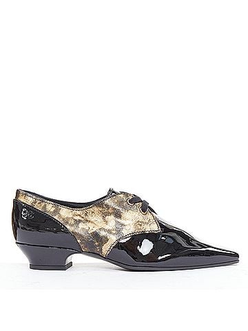 Chanel Chanel 2018 Gold Pointed CC Oxford (view 1)