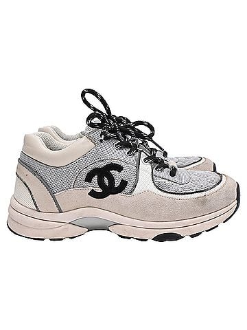 Chanel Chanel CC Low-Top Sneakers in Grey Suede and Mesh (view 1)