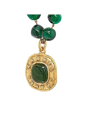 Chanel CHANEL 1991 Collection 26 Vintage green gripoix glass cabochon pendan necklace (view 2)