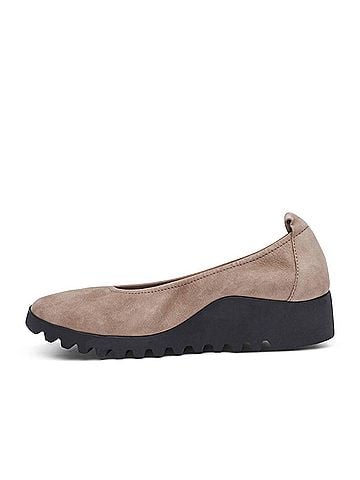 Aetrex Women's Brianna Slip On Shoes (view 2)