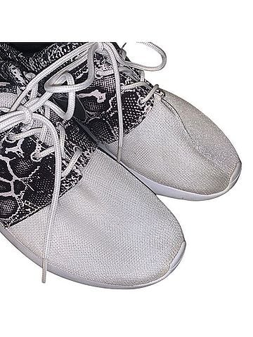 Nike Roche Sneakers (view 2)