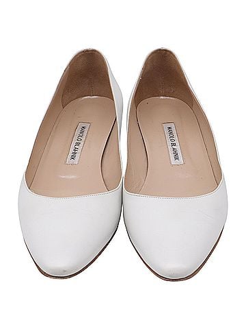 Manolo Blahnik Manolo Blahnik Pointed-Toe Low-heeled Pumps in White Leather (view 2)