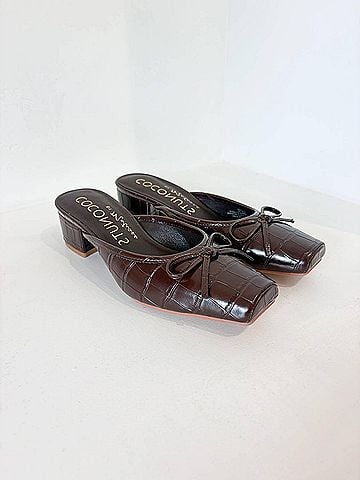 Matisse Women's Geneva Textured Mule in Coffee Croc (view 2)