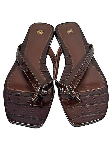Totême Totême The Flip-Flop Croc-Effect Flip Flops in Brown Leather (view 2)