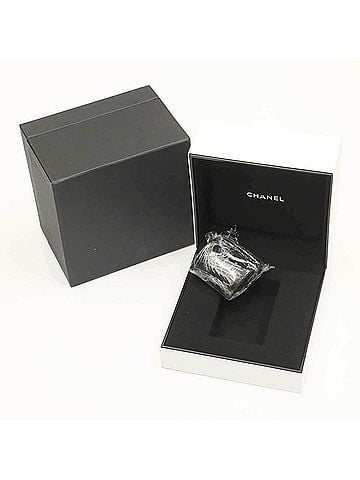Chanel Chanel J12 33mm H5704 12P Diamond Ladies Watch White Shell Ceramic Quartz (view 2)