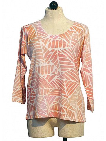 Nally & Millie Women's Geometric Print Top in Pink/White (view 2)