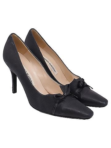 Manolo Blahnik Manolo Blahnik Pumps in Black Leather (view 2)